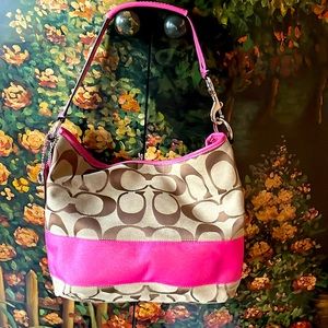 Authentic pink coach shoulder bag.In Excellent pre owned condition.